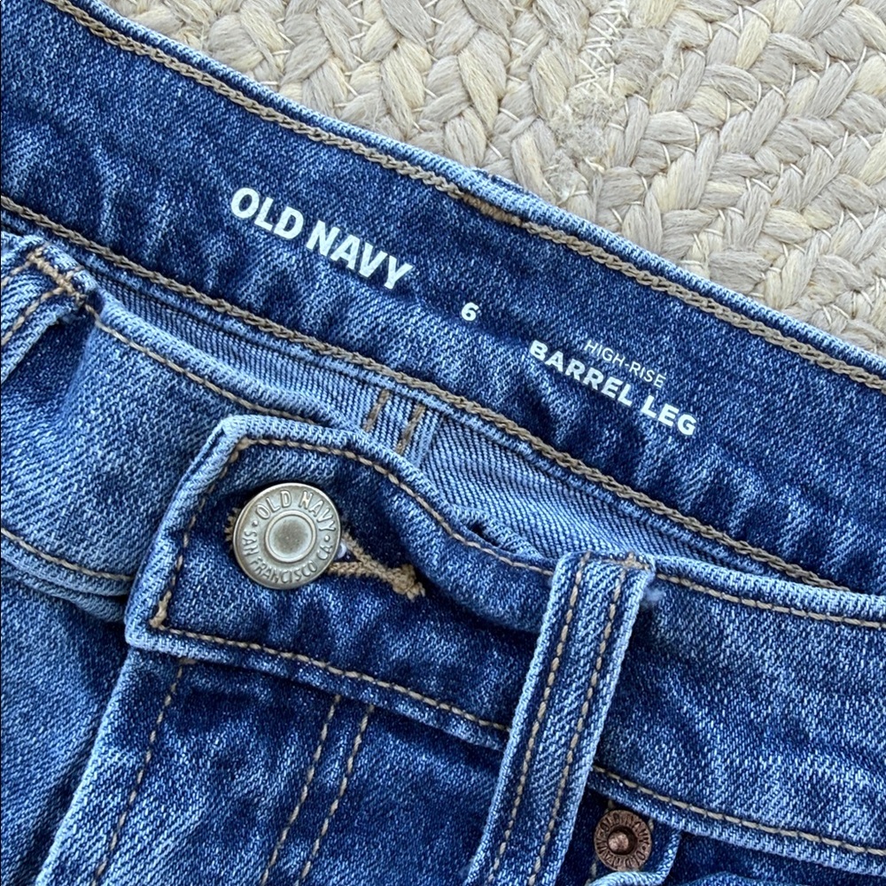 Old Navy high-rise barrel leg jeans - Picture 2 of 4